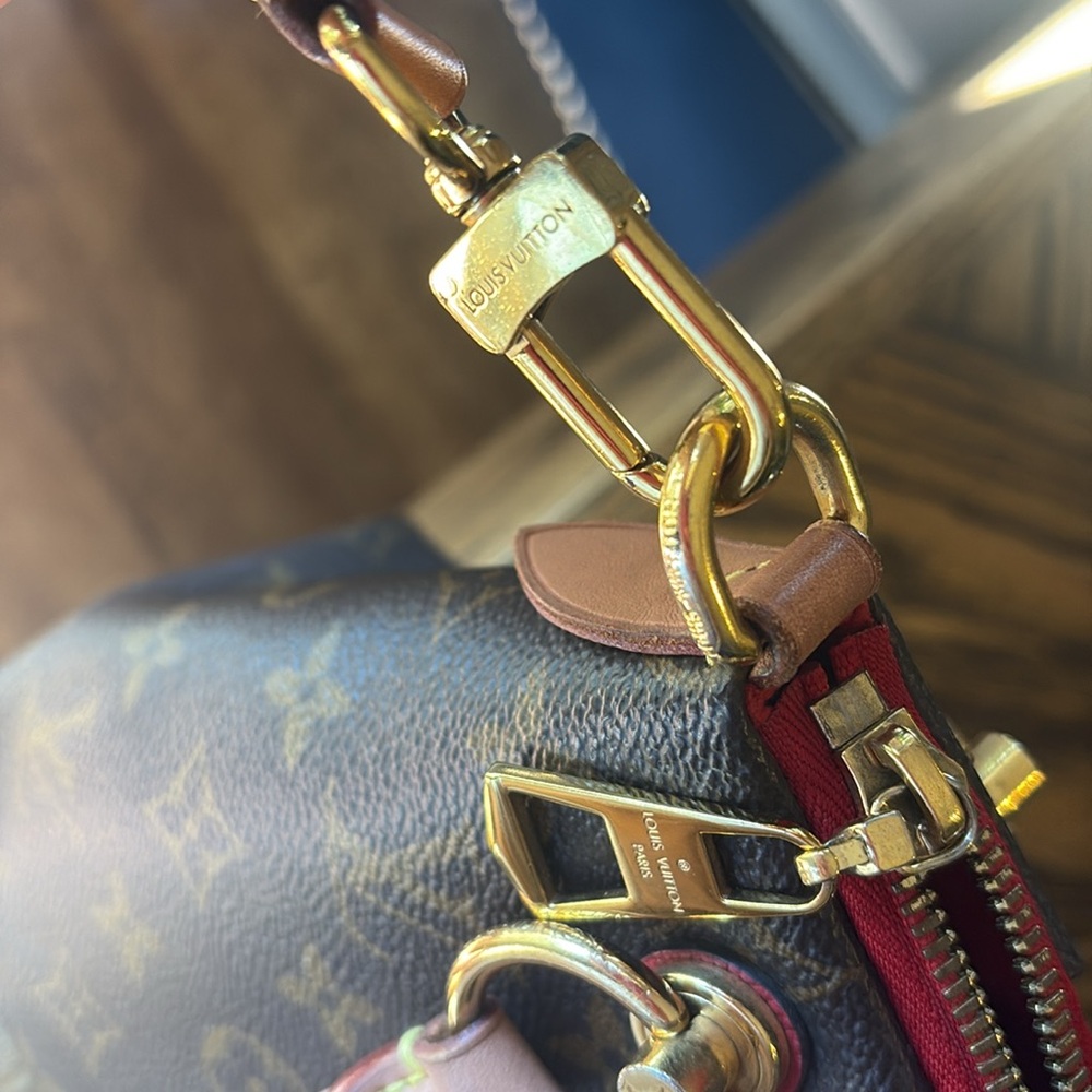 Louis Vuitton V Monogram - Picture 6 of 16